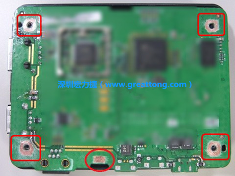 手動(dòng)去綠漆。使用傳統(tǒng)的刀片去除綠漆后的效果。