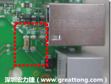 有人認為電容旁邊已經(jīng)有螺絲將電路板固定于機殼上了，不應該發(fā)生電路板彎曲的現(xiàn)象才對。