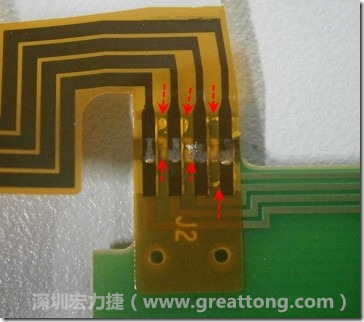 這張圖所顯示的，PCBA工廠實(shí)際進(jìn)行HotBar(熱壓熔錫焊接)焊接的時(shí)候，經(jīng)常會(huì)出現(xiàn)這類焊墊之間短路的問題，下面的圖示為比較嚴(yán)重的案例，大部分都只有部份溢錫，但這對(duì)品質(zhì)信賴杜已經(jīng)產(chǎn)生了及大的為害，既使現(xiàn)在測(cè)試沒有出現(xiàn)問題，難保在高溫膏濕的環(huán)境下不會(huì)出現(xiàn)電子遷移(Electromigration)的現(xiàn)象。