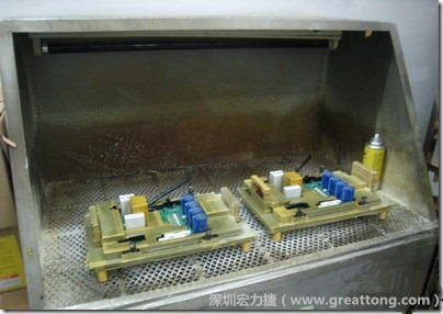 使用噴涂(Spraying)方式作業(yè)conformal coating時(shí)，需設(shè)備抽真空的設(shè)備，否則噴涂的物質(zhì)會(huì)飄散到空氣當(dāng)中，影響人體的健康。