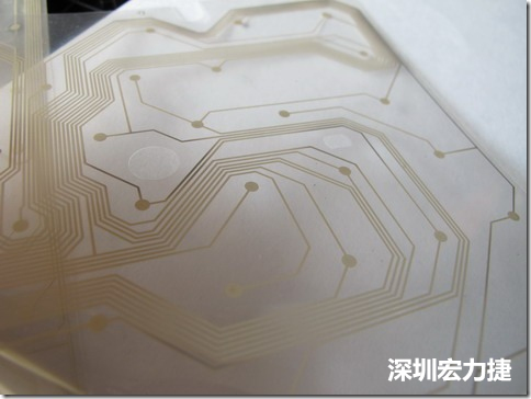 下面第二個圖則是另一片也有著按鍵線路的PTF，當(dāng)上、下兩面PTF的按鍵結(jié)點互相接觸后就可以計算出是哪個按鍵被按下了?？墒钱?dāng)按鍵沒有按下時，上下兩片PTF的線路則是分開的，所以上圖那片PTF的線路上面其實還另外覆蓋了另一層透明的PET作為絕緣層，只露出了需要在鍵盤按下時才會碰觸的接觸點，因為這些材質(zhì)使用的都是Polymer，所以才撐這樣的技術(shù)為Polydome(聚合簧片)。