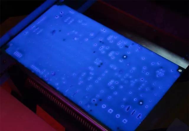 經(jīng)過涂覆工藝后的PCB，在紫光燈下的拍攝效果，原來coating也可以這么美！