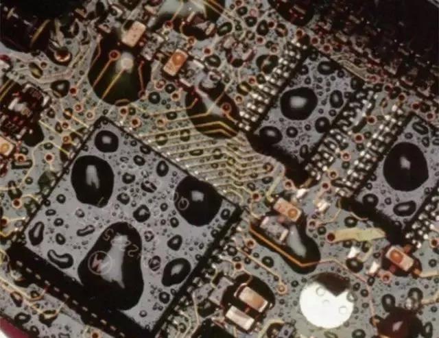 經(jīng)過涂覆工藝后的PCB，在表面形成透明的保護膜，能有效防止水珠和潮氣侵入，避免漏電和短路。